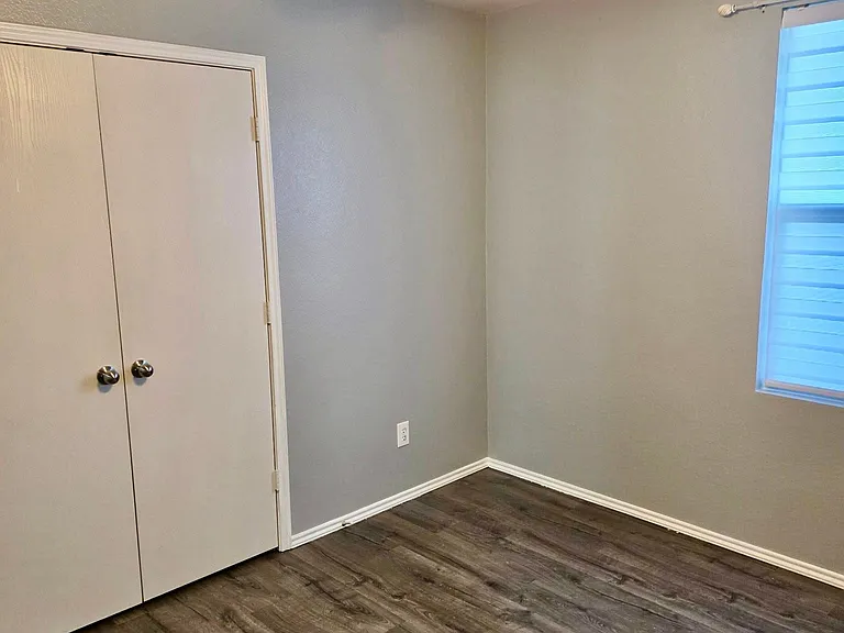 1217 Evergreen St — Photo 9