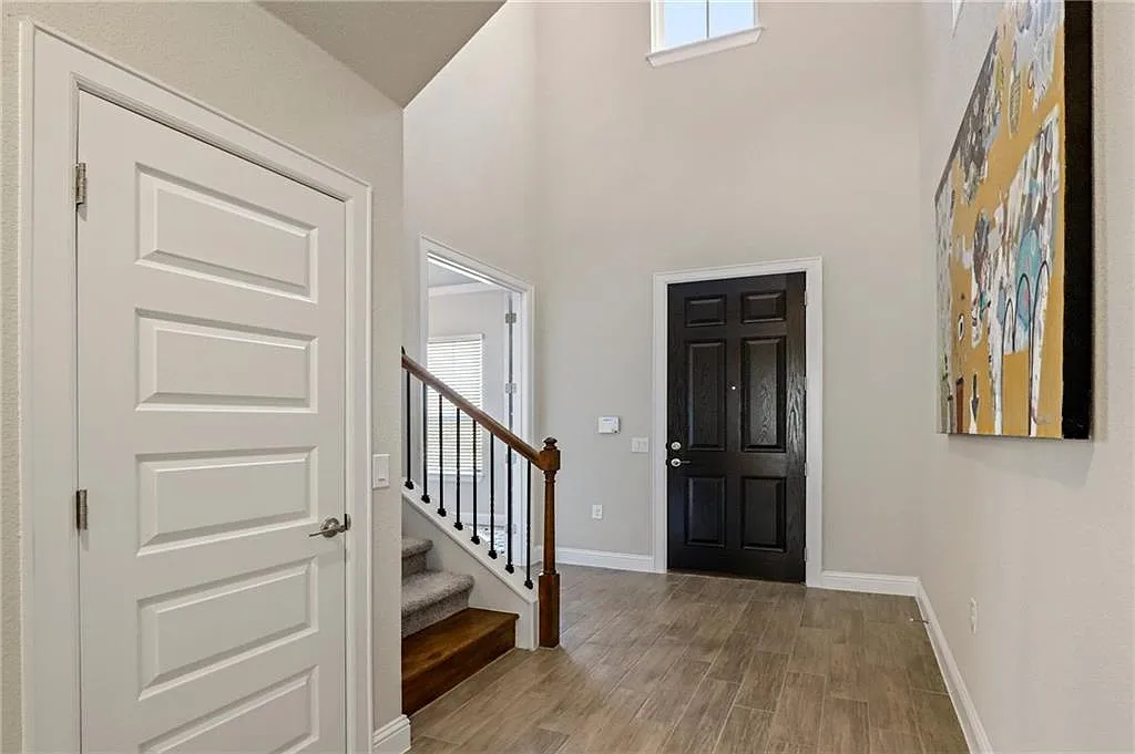 3 bed, 2.5 bath, 2409 sqft, $4,200 — Photo 3