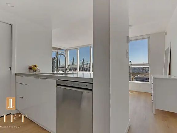 5th image of 928 Beatty St #2902