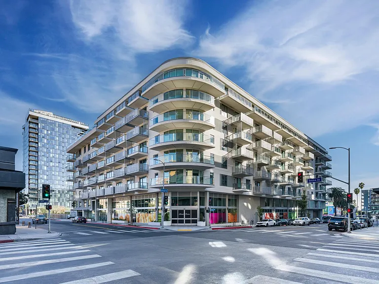 With an address at 6220 Selma Avenue, Modera Argyle provides the best location to access all the entertainment and excitement you could ask for.