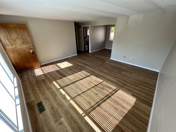 2nd image of 1008 W Pioneer