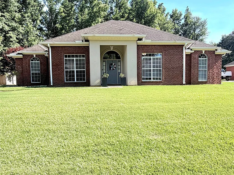 607 Forest Trl — Photo 1