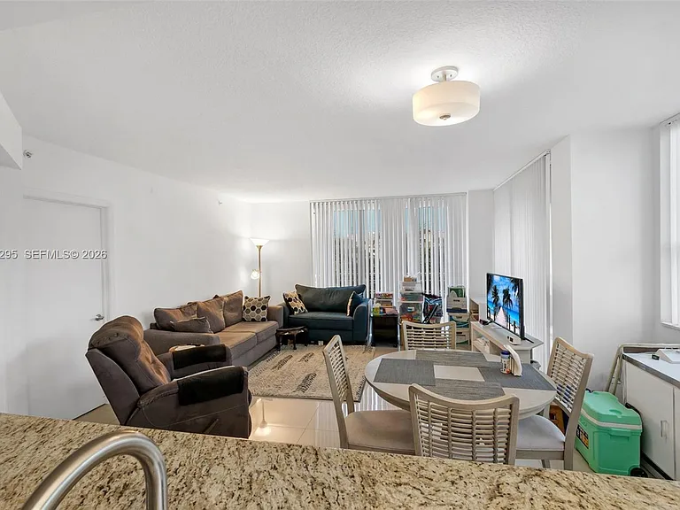 19501 W Country Club Dr #309 — Photo 7