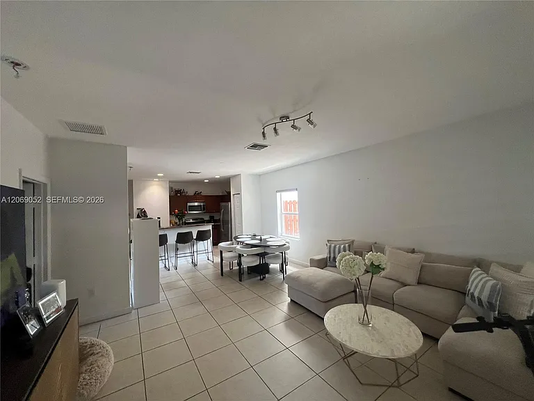 2410 NE 4th St — Photo 3