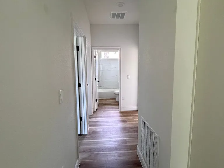 1852 W Quaker Ln — Photo 8