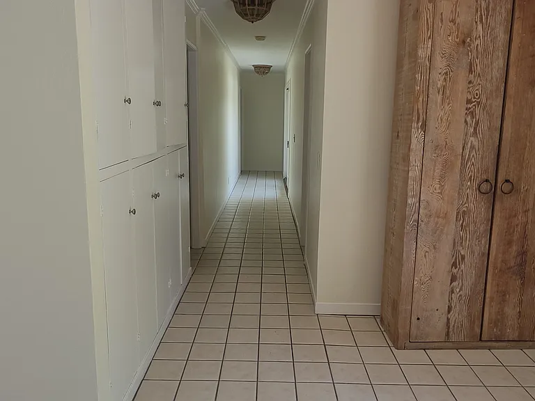 Center Hallway/Entry