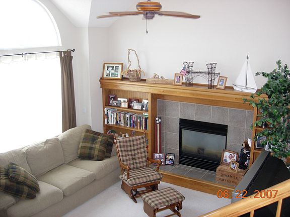 open family room w/ gas fpl