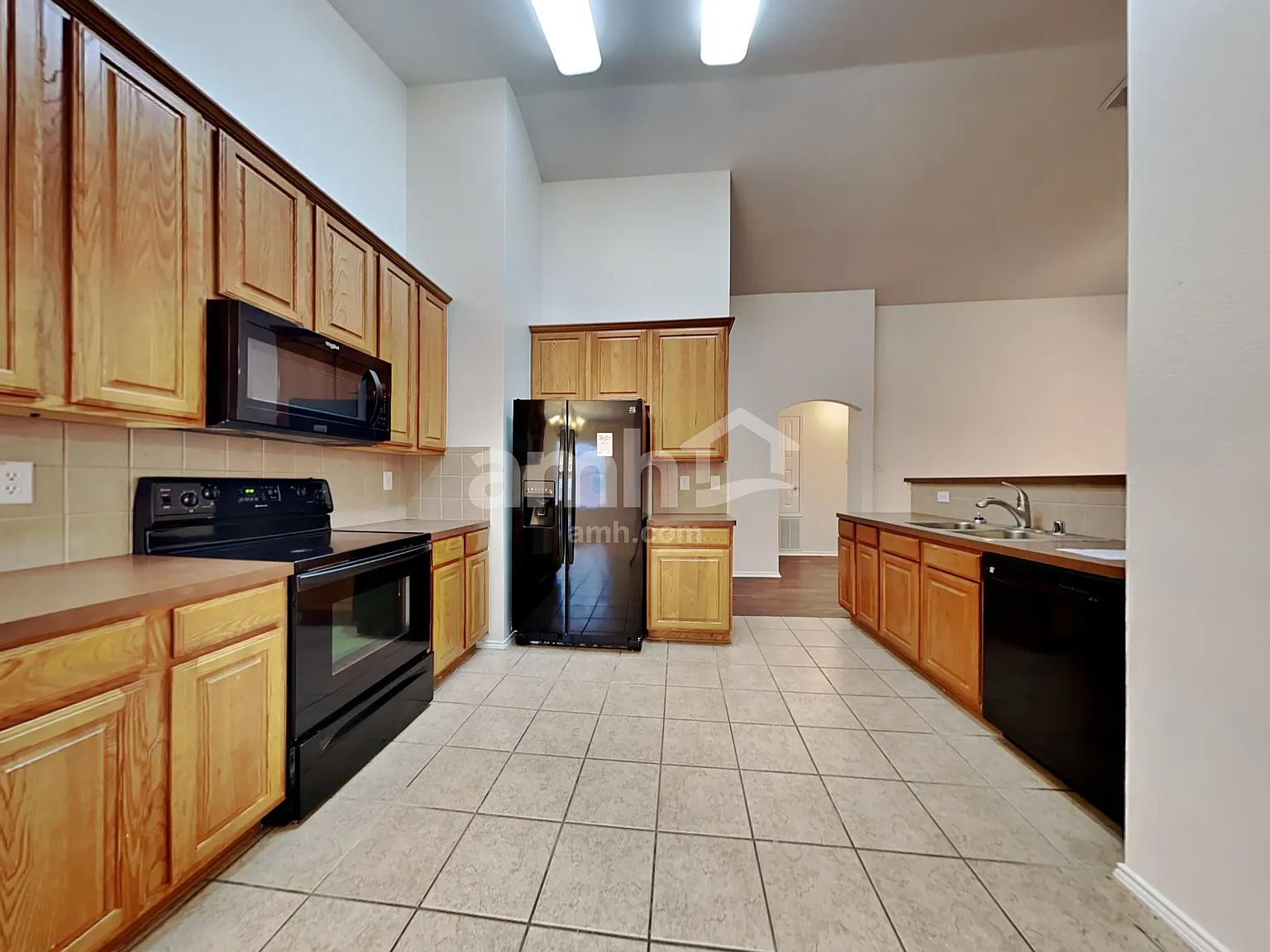 3 bed, 2.0 bath, 1844 sqft, $2,335 — Photo 3