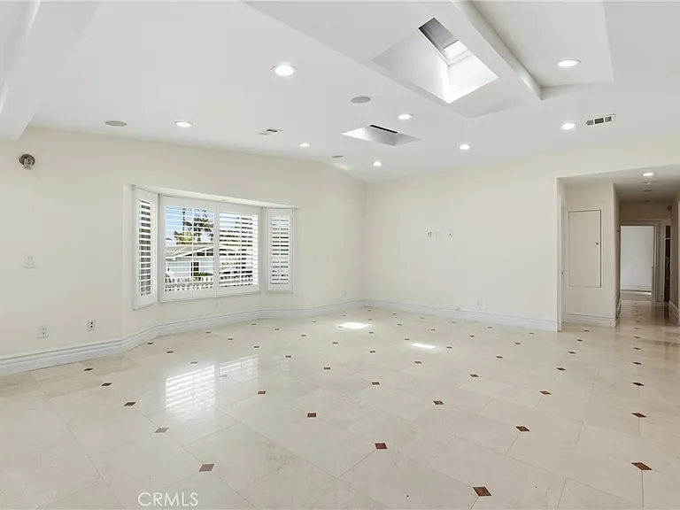 926 N Rowell Ave — Photo 6