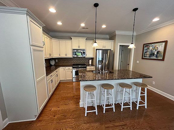 Kitchen w/granite
