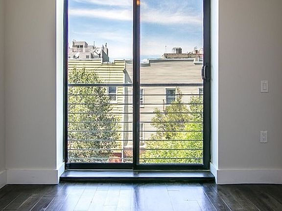 3rd image of 146 Meserole St APT 5H