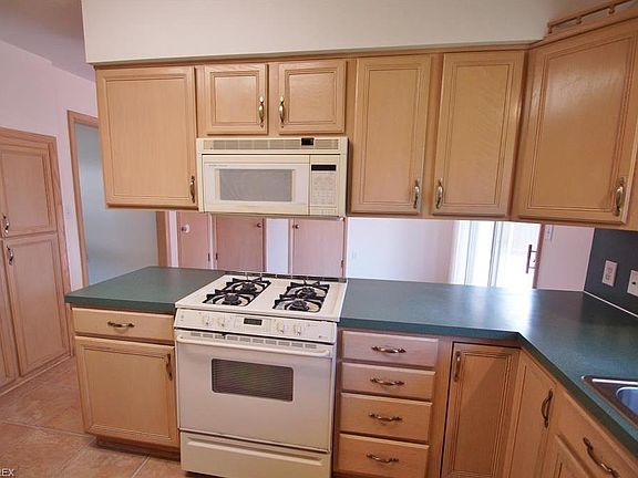 5th image of 2161 Daniels Ave