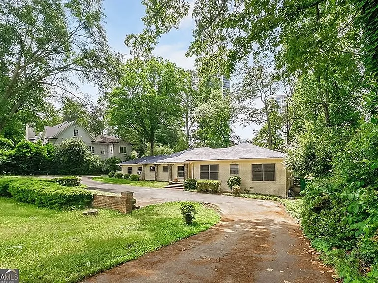 757 Old Ivy Rd NE — Photo 4