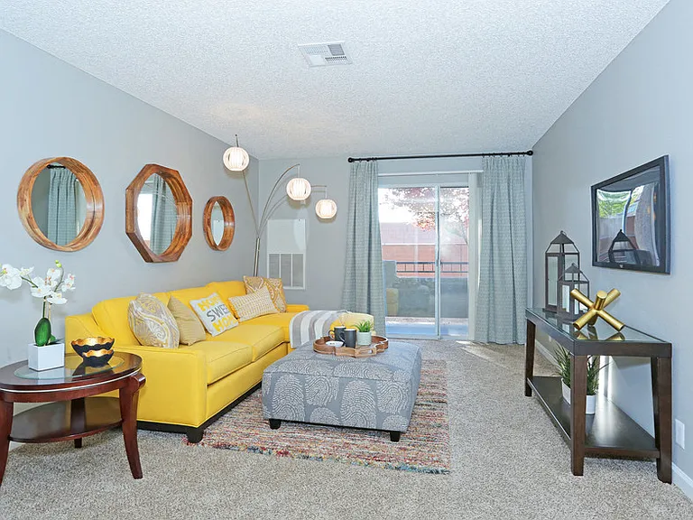 Sunset Pointe Apartments — Photo 14