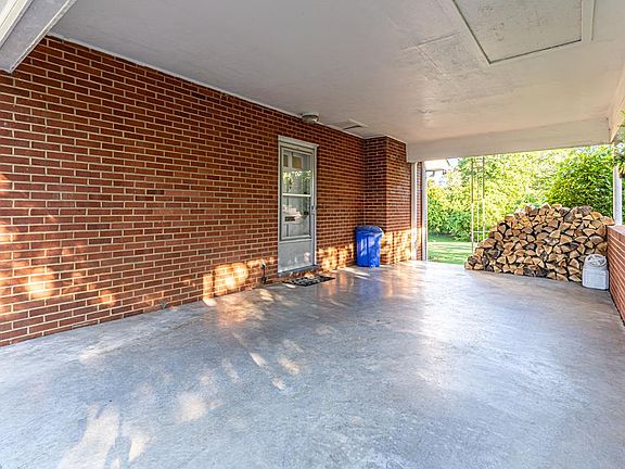 3rd image of 190 NE Crestview Dr