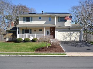 67 Singingwood Dr, Holbrook, NY 11741