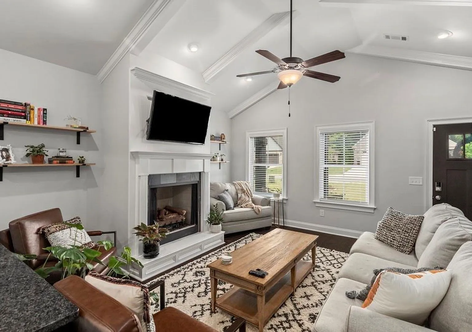 Beautiful Home in The Estates Neighborhood! — Photo 2