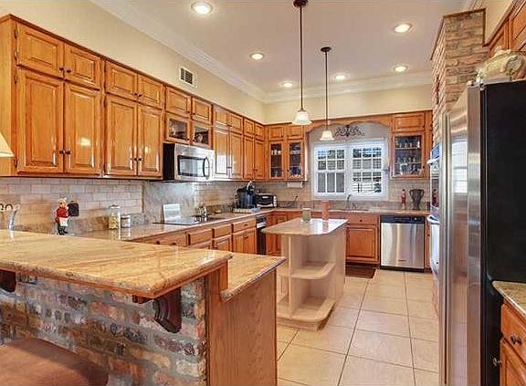 4th image of 223 Evangeline Dr