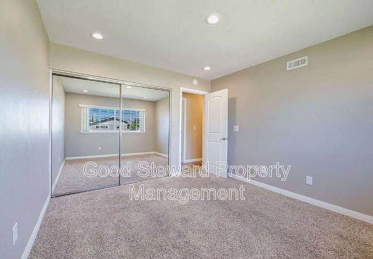 1219 N Van Buren St — Photo 24