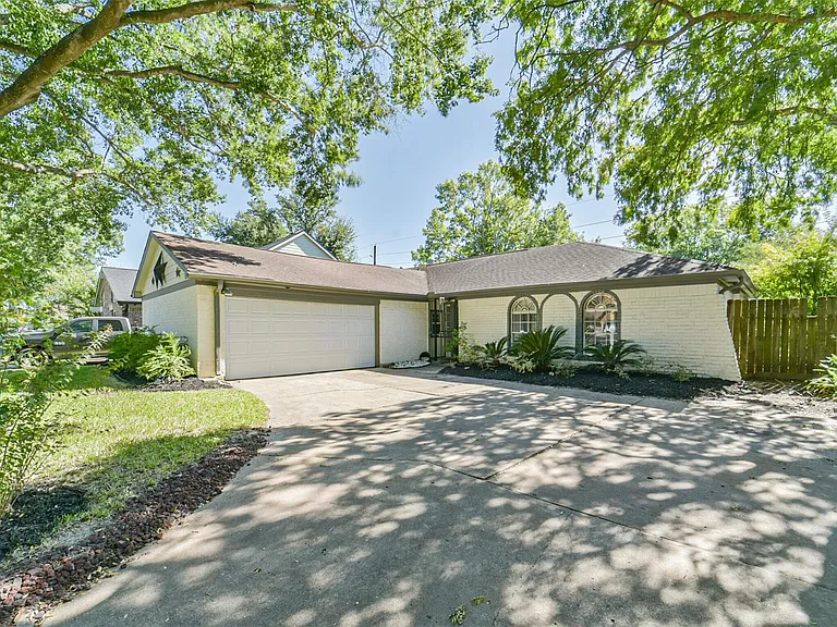 22203 Fincastle Dr — Photo 3