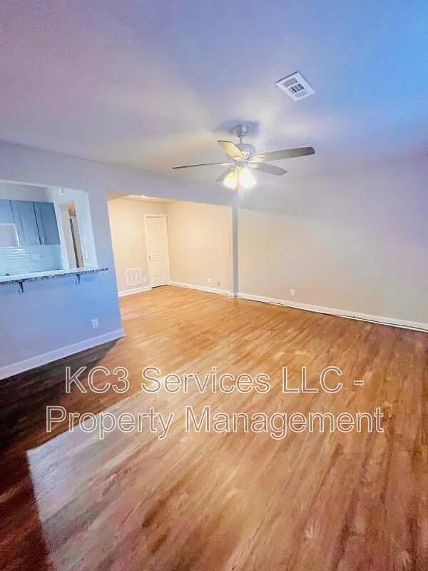 3710 Wyandotte St — Photo 3