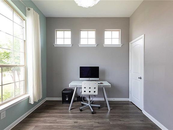 4th image of 412 Foxcraft Dr