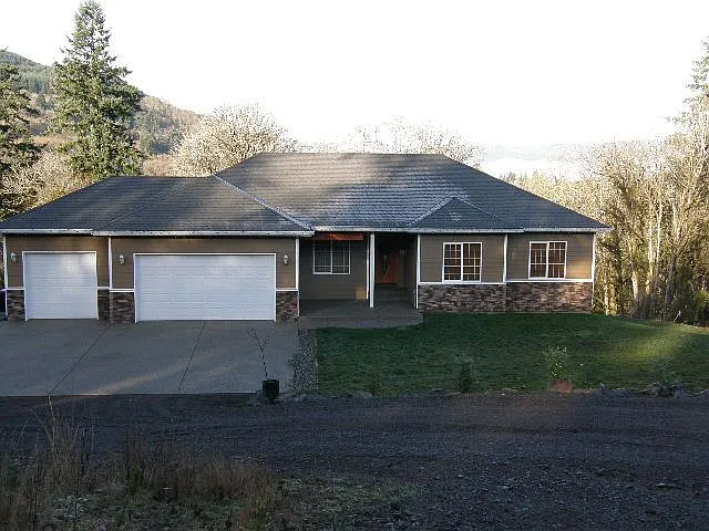 675 Greenwood Rd photo 1