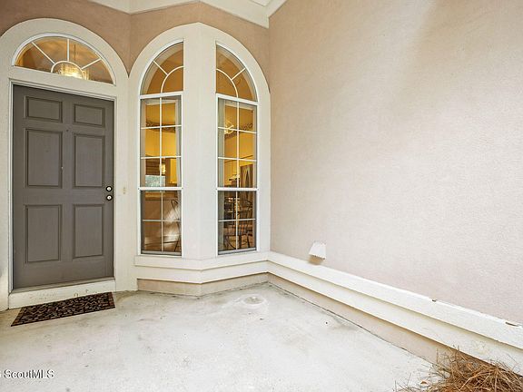 3rd image of 223 Cardinal Cir W