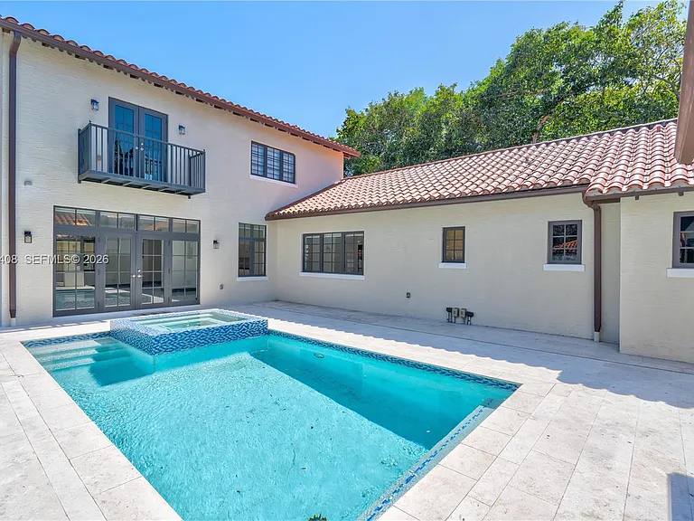 519 Alhambra Cir — Photo 19