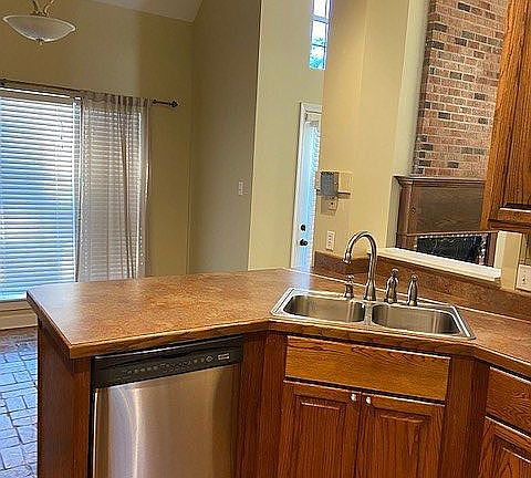 Kitchen to breakfast room
