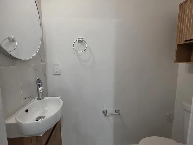 324 61st St NE #4 — Photo 9