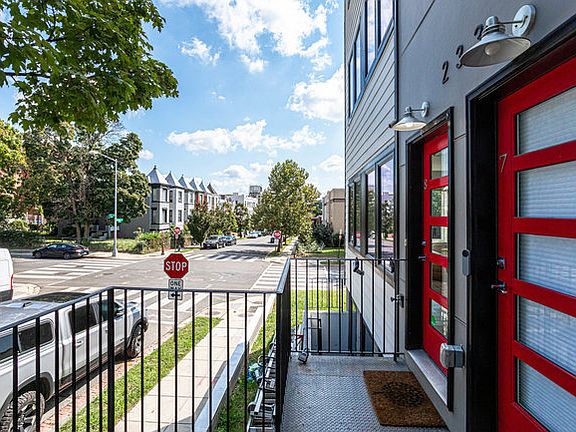 4th image of 233 Seaton Pl NE #8