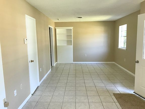 2nd image of 513 Meadow Ln