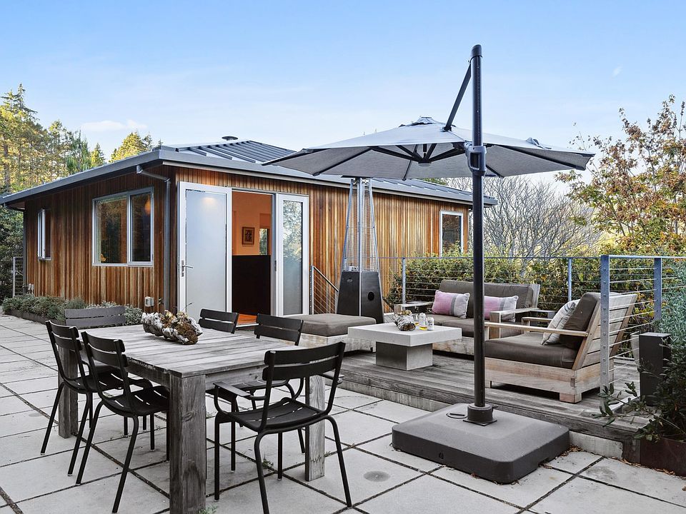 Indoor outdoor living with 10 minute walk to the square.