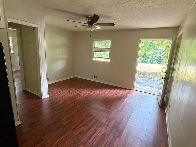 89 Sheila Ln — Photo 4