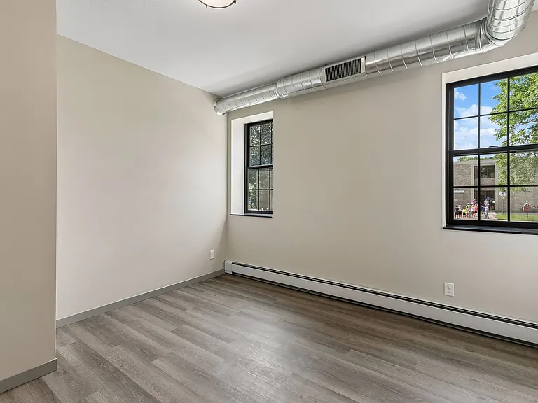 321 6th St E #3 — Photo 5