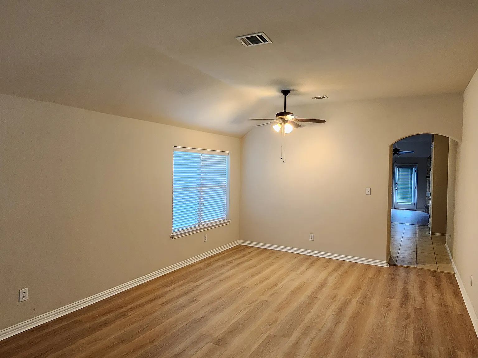 4 bed, 1950 sqft, $2,350 — Photo 4
