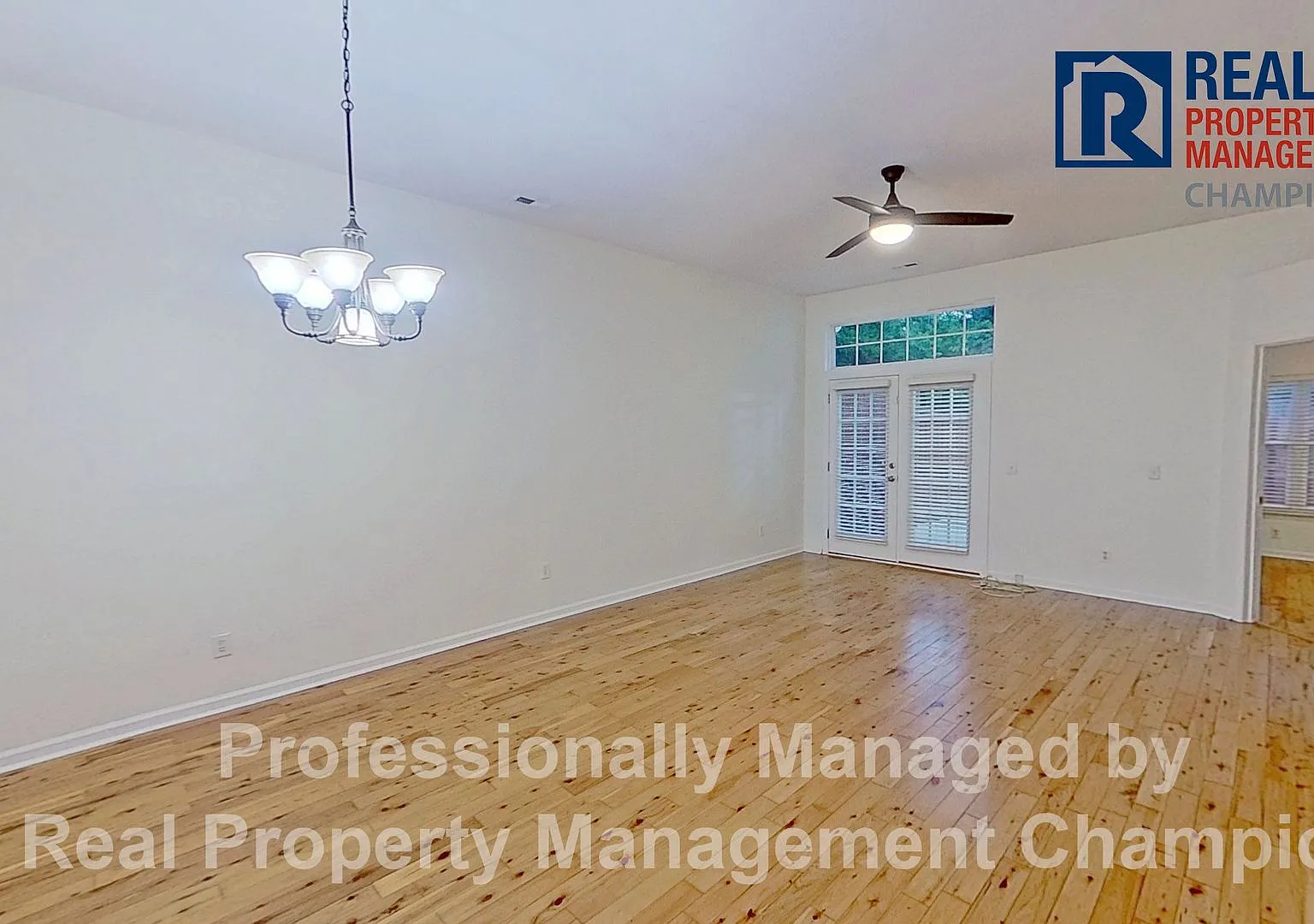Charming 2 BD/2 BA Townhouse w/Split Bedroom Layout and Private Patio — Photo 3