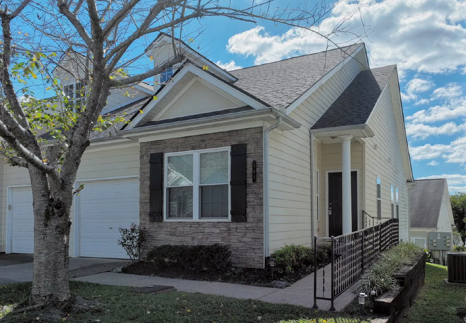 2 bed, 2.0 bath, 1060 sqft, $1,695 — Photo 2