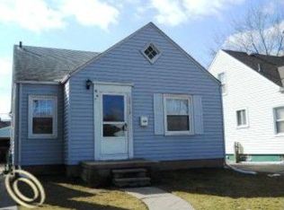 20228 Elkhart St, Harper Woods, MI 48225