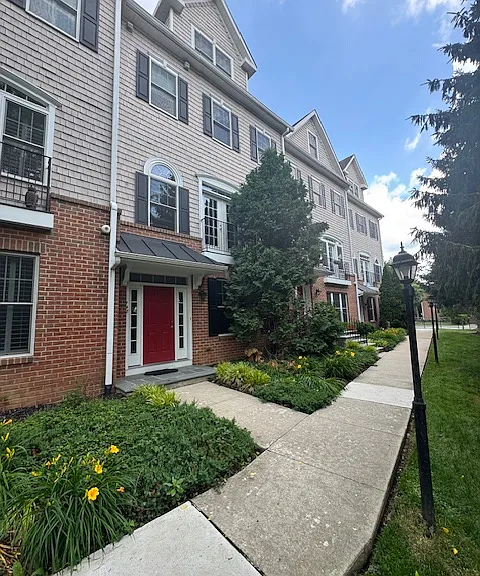 748 Moore Ave — Photo 33
