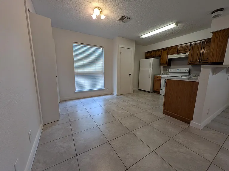 5608 Clubhouse Dr #B — Photo 3