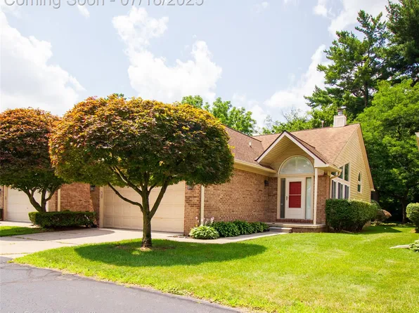 19201 Meadowridge Dr, Livonia, MI 48152