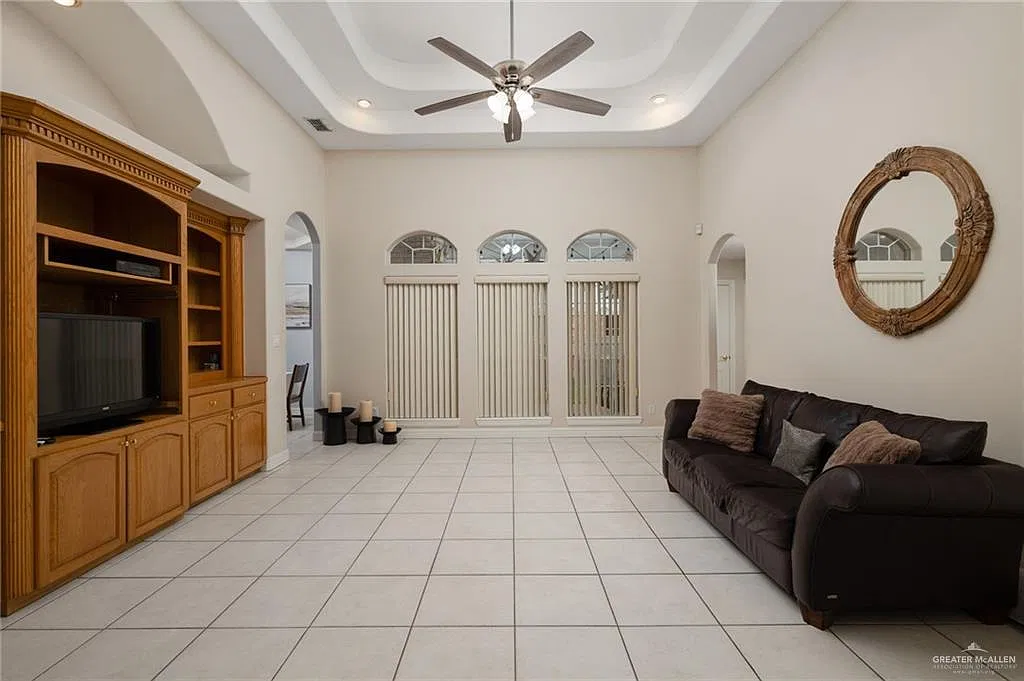 4 bed, 3.0 bath, 2412 sqft, $2,300 — Photo 3