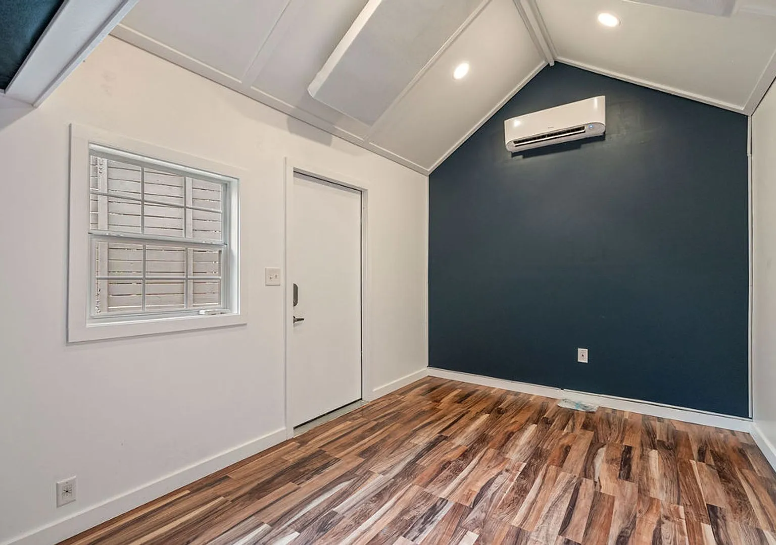 Beautiful 3 bedroom, 2.5 bathroom home in Southeast Austin with ADU Office Space — Photo 4