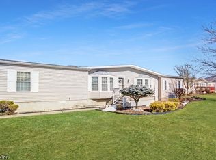 2 Clover Ln, Belvidere, NJ 07823