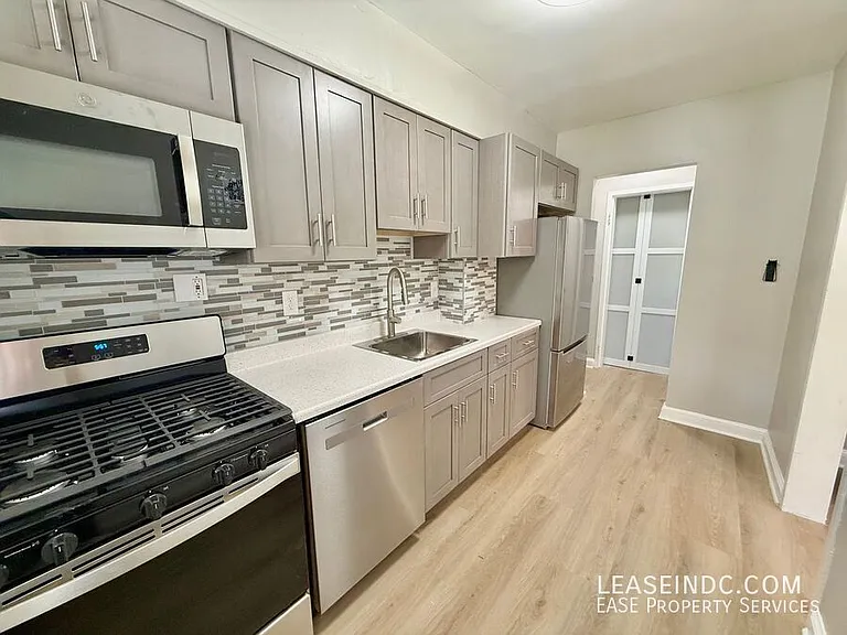 733 Crittenden St NE — Photo 9