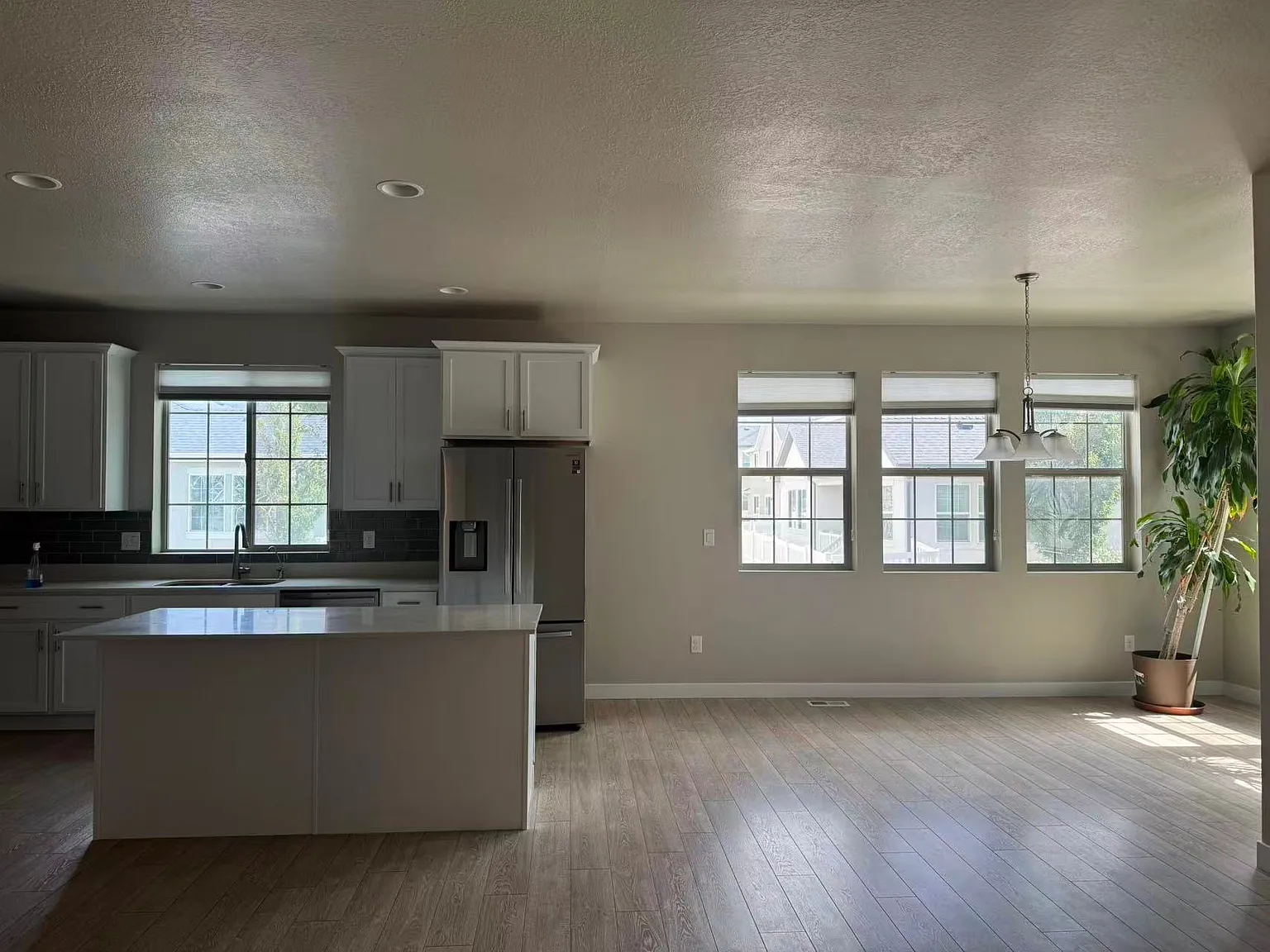 4 bed, 2.5 bath, 3970 sqft, $2,650 — Photo 2