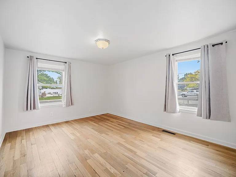 2403 W Everett Ave — Photo 8