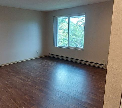 2nd image of 924 21st St #5